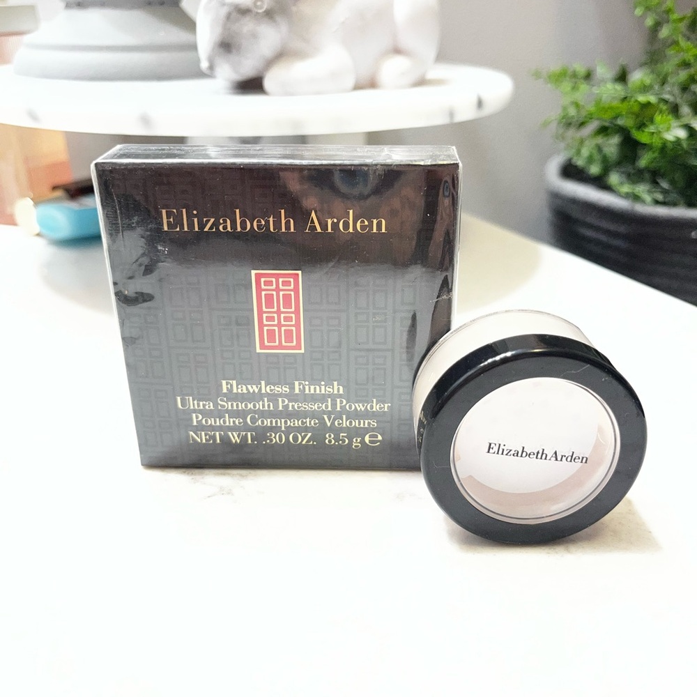 Elizabeth Arden Flawless Finish Ultra Smooth Pressed Powder in Translucent.